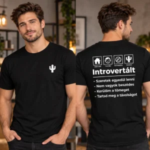 Introvertált póló fekete színben, elöl kis fehér kaktusz ikonnal, hátul humoros felirattal, férfimodellen elölről és hátulról bemutatva.