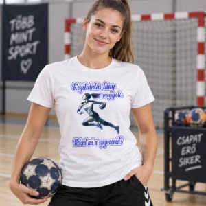 Fiatal nő fehér kézilabdás pólóban, sportcsarnokban kézilabdával