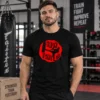 Férfi modell fekete kickbox pólóban, piros SRVR FGHT CLB mintával, edzőtermi környezetben