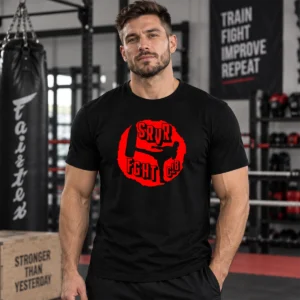 Férfi modell fekete kickbox pólóban, piros SRVR FGHT CLB mintával, edzőtermi környezetben