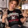 Fekete póló Körözött Veszélyesen cuki felirattal és cirmos cica mugshot grafikával