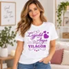 Legjobb Anya az egész világon feliratos fehér póló, lila szívecskés grafikával, mosolygó női modellen.