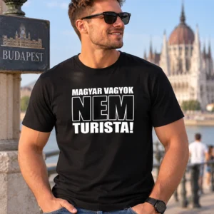 Férfi modell Magyar vagyok, nem turista feliratú fekete pólóban