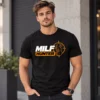 Fekete MILF Hunter férfi póló narancs-fehér célkeresztes grafikával