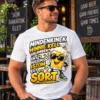 Mindenkinek hinnie kell valamiben feliratú sörös pólógrafika