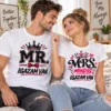 Mosolygó pár fehér MR. Igazam van és MRS. Mindig igazam van feliratú pólókban, koronás fekete-piros grafikával.