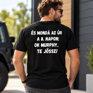 Murphy törvénye vicces hátfeliratos fekete póló, És mondá az Úr a 8. napon, OK Murphy te jössz fehér felirattal, férfimodellen.