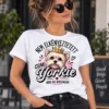 Nő fehér Nem elkényeztetett csak Yorkie pólóban, koronás Yorkshire terrier grafikával