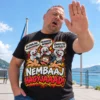 Nembaaj hagyjaaad vicces mém póló rajzolt figurákkal és három humoros kérdéssel.
