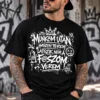 Férfi fekete pólóban, fehér underground graffiti „Munkám után haszon terem, látszik nem a f@szom verem” grafikáva