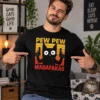 Pew Pew Madafakas macskás póló fekete pólót viselő férfi modellen