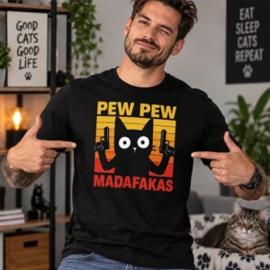 Pew Pew Madafakas macskás póló fekete pólót viselő férfi modellen