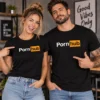 Férfi és női modell fekete Pornhub logós pólóban