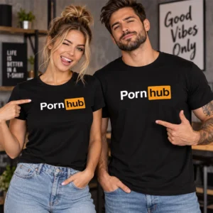 Férfi és női modell fekete Pornhub logós pólóban