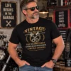 Régi motoros vintage születésnapi póló férfi modellen motoros műhelyben
