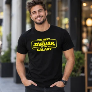 Férfi modellen fekete Sárvár póló sárga The Best City Sárvár in the Galaxy felirattal