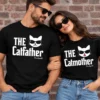 Fiatal pár fekete The Catfather és The Catmother macskás páros pólóban, napszemüveges cicafejes fehér grafikával.