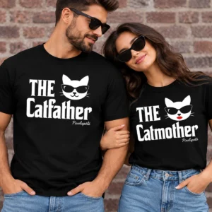 Fiatal pár fekete The Catfather és The Catmother macskás páros pólóban, napszemüveges cicafejes fehér grafikával.