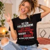 Vidám, kacsintó nő fekete vicces feliratos pólóban, Az én feleségem egy igazi főnyeremény, kicsit őrült, de pont ezért imádom mintával.