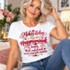 Vicces nagymama póló fehér színben, Nehéz dolog a legjobb nagymamának lenni felirattal, elegáns szőke nagymama modellen.