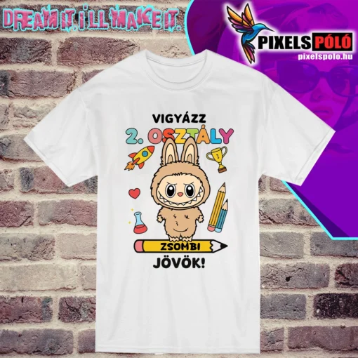 Vigyázz második osztály jövök kisfiú póló – [NÉV] felirattal, aranyos Labubu figurával és színes iskolai motívumokkal, minőségi DTF nyomtatással a pixelspolo.hu-tól