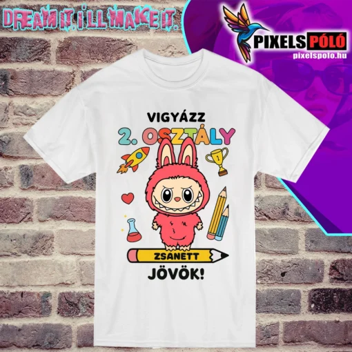 Vigyázz második osztály jövök kislány póló – [NÉV] felirattal, aranyos Labubu figurával és színes iskolai motívumokkal, minőségi DTF nyomtatással a pixelspolo.hu-tól
