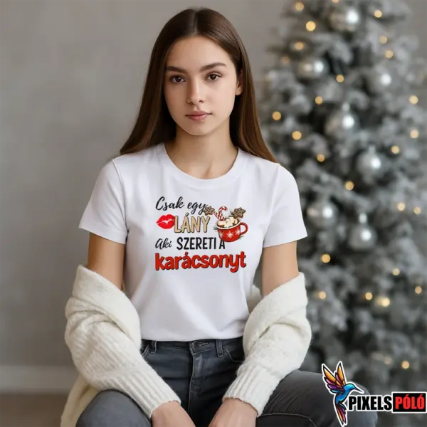 Csak egy lány, aki szereti a karácsonyt póló – karácsonyi forró csokis és sütis grafika – hangulatos karácsonyi ajándék