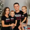 Boldog család karácsonyi fotózáson fekete Családi karácsony 2025 pólóban karácsonyfa mellett