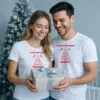 Első karácsonyom Apaként és Anyaként páros póló – letisztult karácsonyi grafika fiatal szülőknek – meghitt karácsonyi ajándék