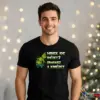 Minek ide idézet odabasz a kinézet Grinch póló – humoros karácsonyi grafika Grinccsel – figyelemfelkeltő design