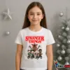 Stranger Things gyermek póló – gyerekek biciklivel menekülnek a Demogorgon elől – izgalmas karácsonyi/gamer póló