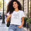 Egy idegszállam maradt azon táncolsz feliratú szarkasztikus női póló, fekete balerinarajzzal, göndör hajú modellen, városi utcán.