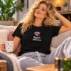Éppen offline felirat fehér, írógépes betűkkel, felette pirossal áthúzott fehér Wi-Fi-jel.