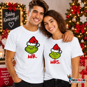Fiatal pár fehér Grinch páros pólóban, MR. és MRS. feliratos zöld karácsonyi karaktergrafikával, ünnepi környezetben.