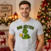 Világosszürke „Inni jöttem” Grinch póló zöld karakterrel és söröskorsó grafikával karácsonyi környezetben
