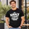 Fehér „Király vagyok! Nincs mit tenni!” pólógrafika koronával, vastag és kézírásos betűkkel.