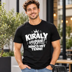 Fehér „Király vagyok! Nincs mit tenni!” pólógrafika koronával, vastag és kézírásos betűkkel.