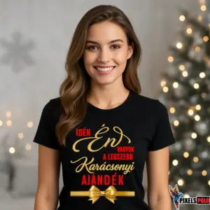 Mosolygó nő fekete karácsonyi pólóban arany felirattal – Idén én vagyok a legszebb karácsonyi ajándék. póló. szép elegáns grafika .