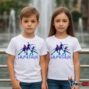Huntrix Blue Shine póló – kékes fényben látható lány csapat grafika és Huntrix felirat