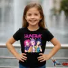 Huntrix Forever Póló gyerekeknek – három Huntrix lány karakter pink logóval