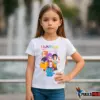 Huntrix Little Póló – Derpy kék kiscica és Huntrix lányok chibi grafika gyerek modellen