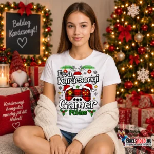 Fiatal nő fehér Ez a Karácsonyi Gamer pólóm pólóban, karácsonyi díszítésű gamer kontroller grafikával, ünnepi környezetben.