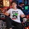 Karácsonyi Gamer póló Game On Christmas grafikával gamer szobában fiú modellen