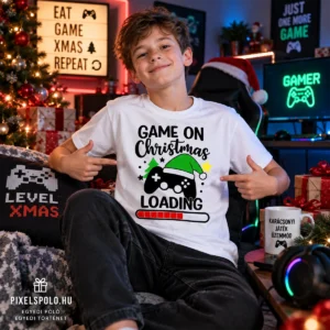 Karácsonyi Gamer póló Game On Christmas grafikával gamer szobában fiú modellen