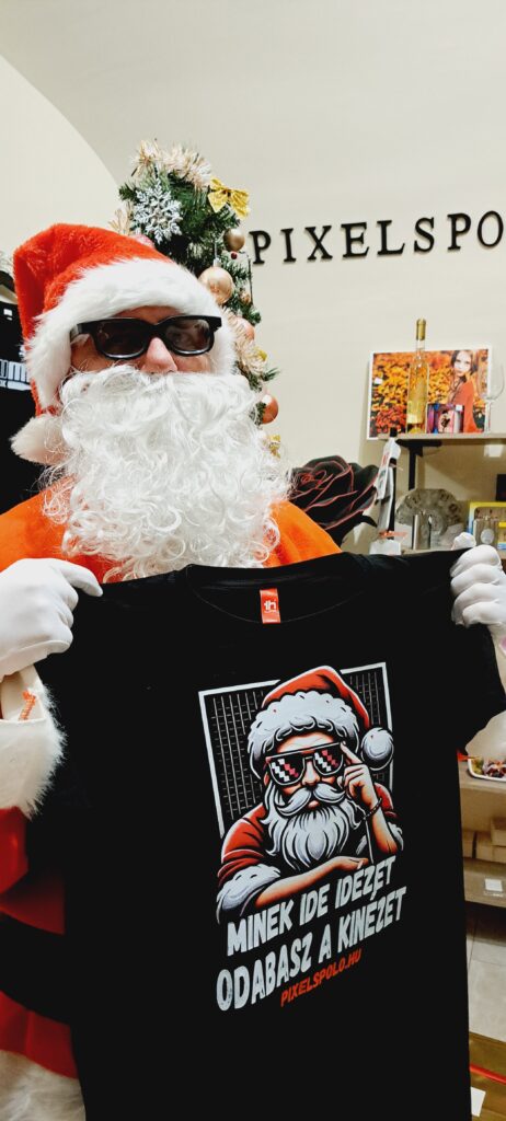 Télapó átveszi a karácsonyi pólóját a pixelspolonál .