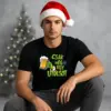 Fiatal férfi Mikulás sapkában Grinch mintás karácsonyi pólóban – Csak még egy utolsót felirattal és sörös grafikával