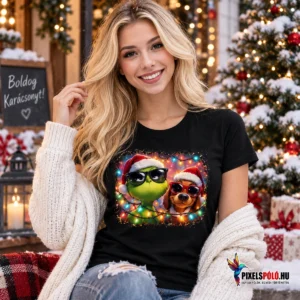 Fiatal nő fekete Grinch és Max karácsonyi pólóban, ünnepi karácsonyi környezetben.
