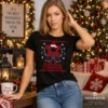 Fekete Stranger Christmas karácsonyi póló piros-fehér ünnepi grafikával női modellen