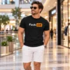 Fuck Off feliratos fekete férfi streetwear póló fehér Fuck és narancssárga Off grafikával, napszemüveges modellen bevásárlóközpontban.