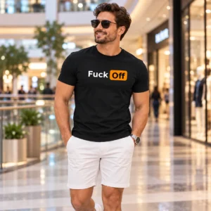 Fuck Off feliratos fekete férfi streetwear póló fehér Fuck és narancssárga Off grafikával, napszemüveges modellen bevásárlóközpontban.